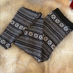 Kaisely Black and White Winter Christmas Leggings